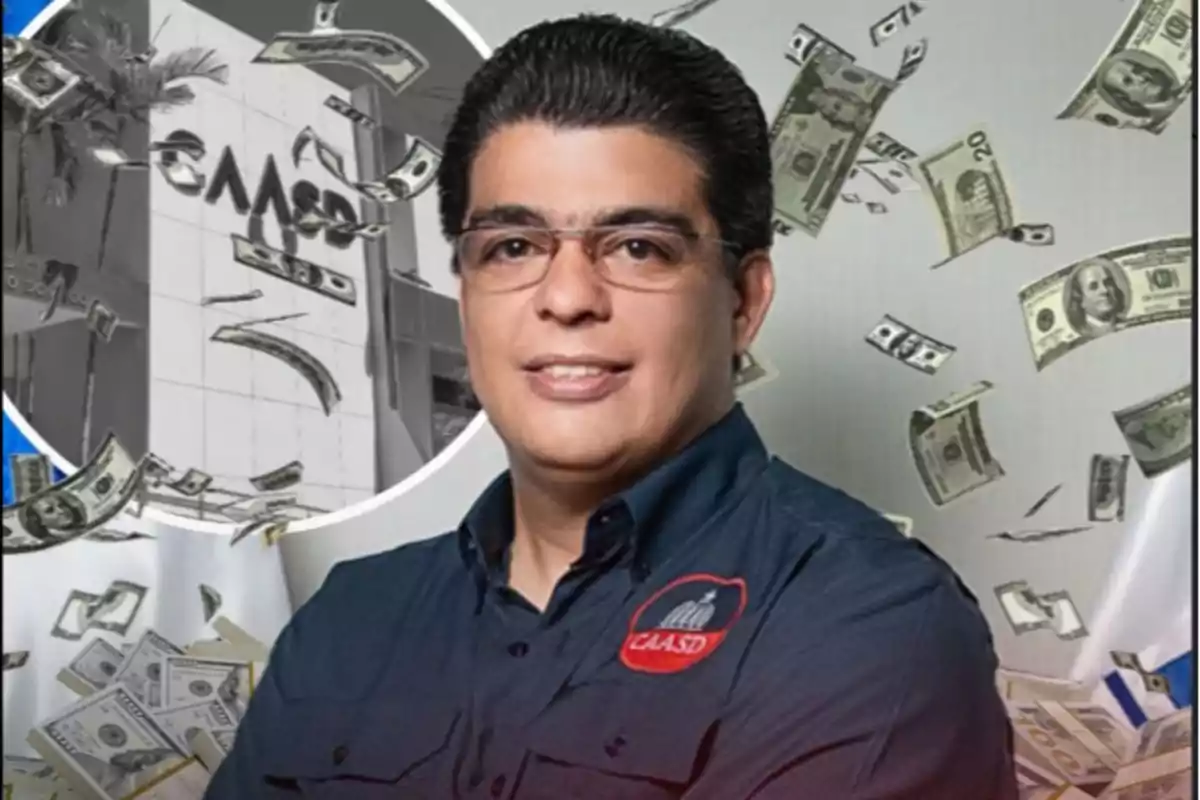 Hombre con gafas y camisa azul con el logo de CAASD posando frente a un fondo donde aparecen billetes de dólar flotando y un edificio en blanco y negro