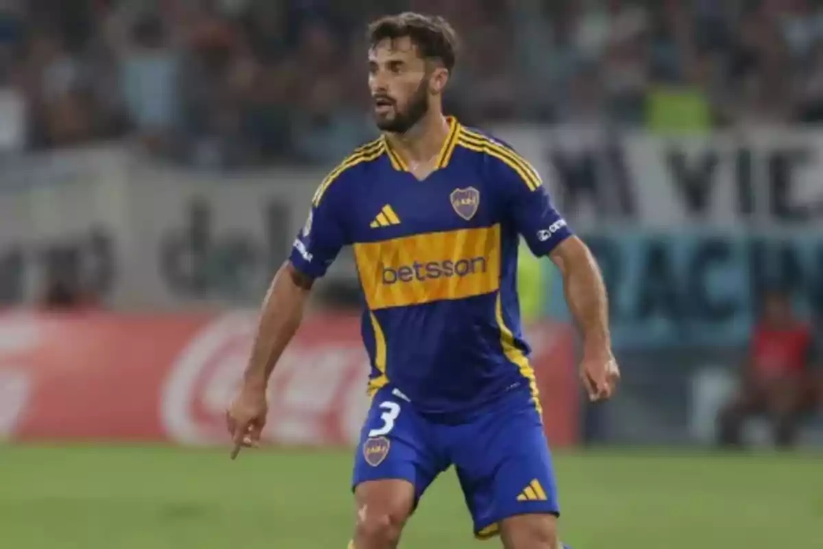 Futbolista de Boca Juniors en pleno partido usando el uniforme azul y amarillo Futbolista de Boca Juniors en pleno partido usando el uniforme azul y amarillo