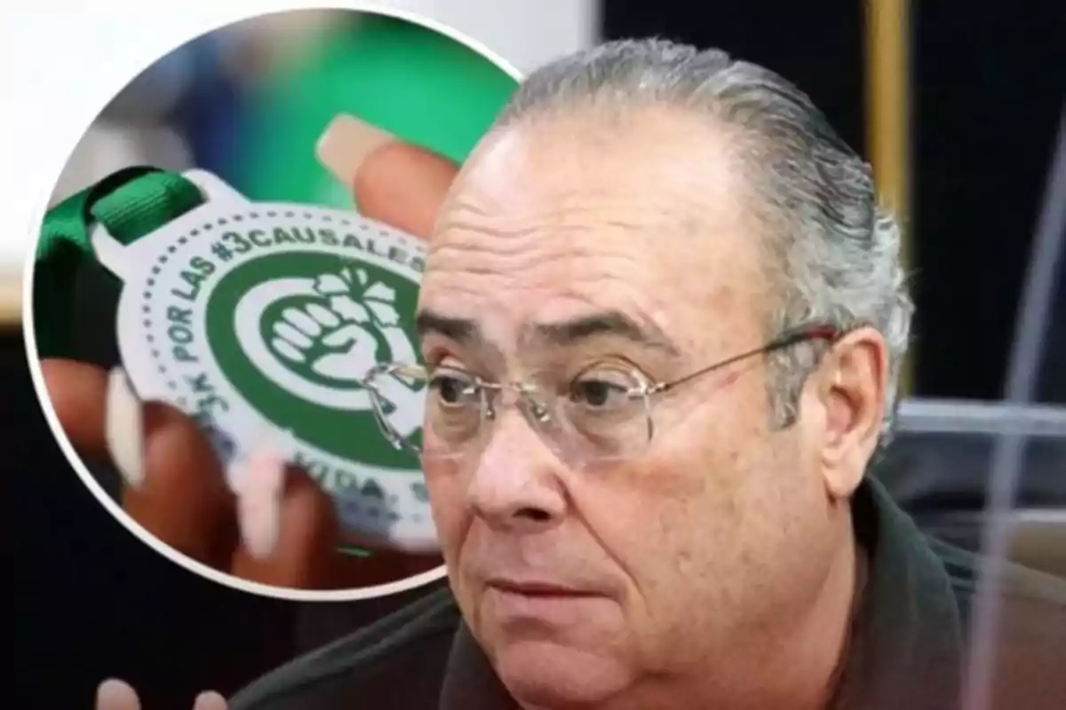 Hombre de cabello canoso y gafas con expresión seria, al fondo un acercamiento de una mano sosteniendo un pañuelo verde con el símbolo de las tres causales.