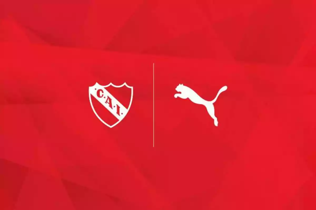 Escudo de Independiente y logo de Puma sobre fondo rojo Escudo de Independiente y logo de Puma sobre fondo rojo