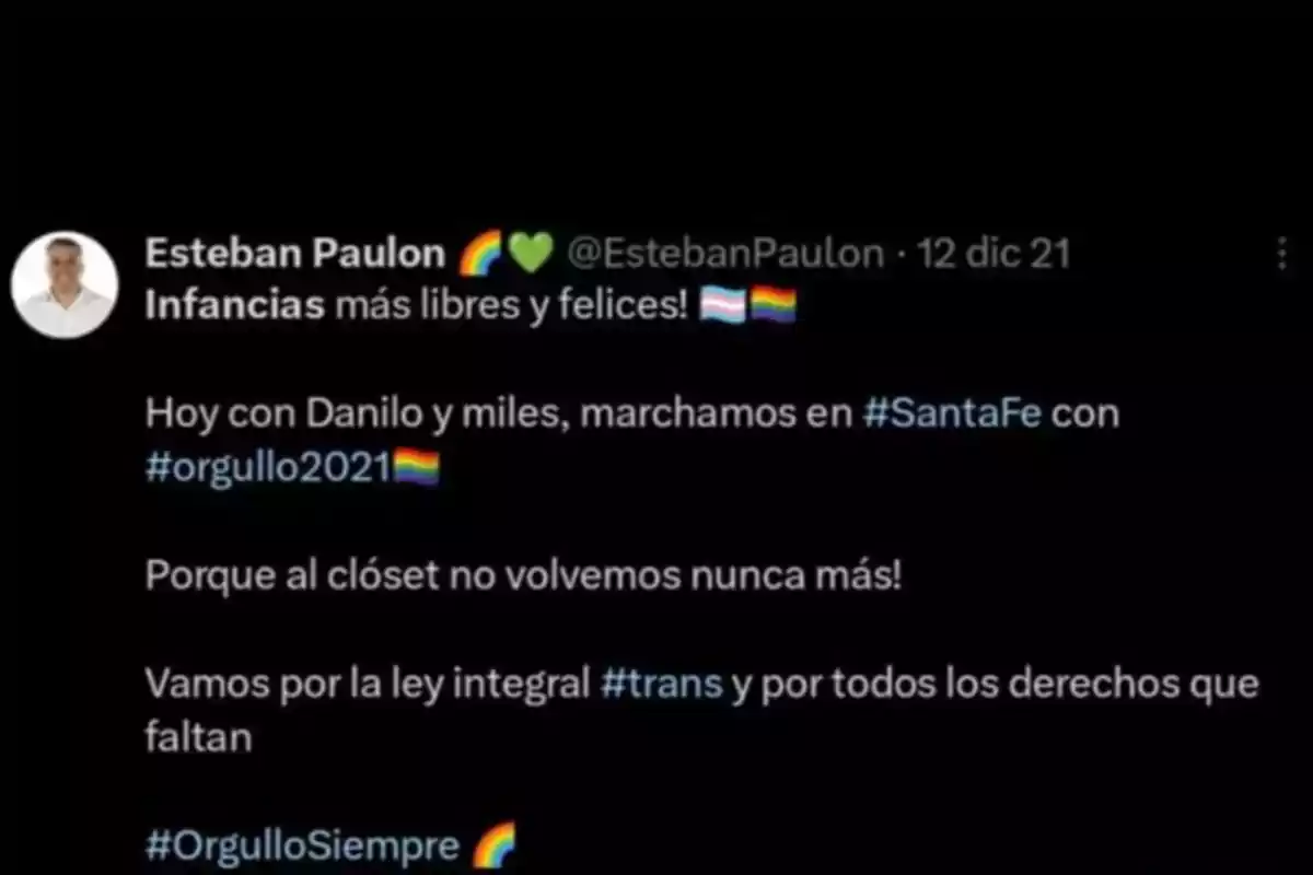 Captura de pantalla de un tuit que celebra infancias libres y felices, menciona una marcha en Santa Fe por el orgullo 2021, rechaza volver al clóset y apoya la ley integral trans y los derechos faltantes, acompañado de banderas y emojis de arcoíris Captura de pantalla de un tuit que celebra infancias libres y felices, menciona una marcha en Santa Fe por el orgullo 2021, rechaza volver al clóset y apoya la ley integral trans y los derechos faltantes, acompañado de banderas y emojis de arcoíris