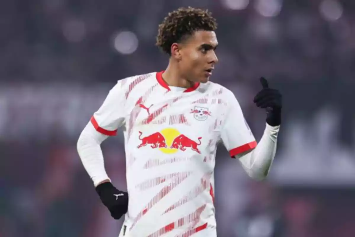 Futbolista con uniforme blanco del RB Leipzig en el campo durante un partido Futbolista con uniforme blanco del RB Leipzig en el campo durante un partido