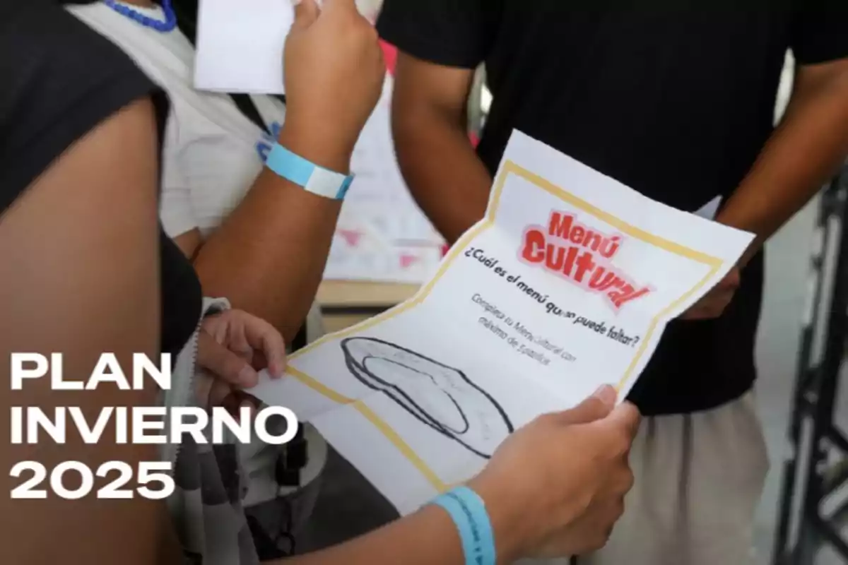 People hold a brochure titled Cultural Menu while wearing blue wristbands, and in the background, the text Plan Invierno 2025 can be seen. People hold a brochure titled Cultural Menu while wearing blue wristbands, and in the background, the text Plan Invierno 2025 can be seen.