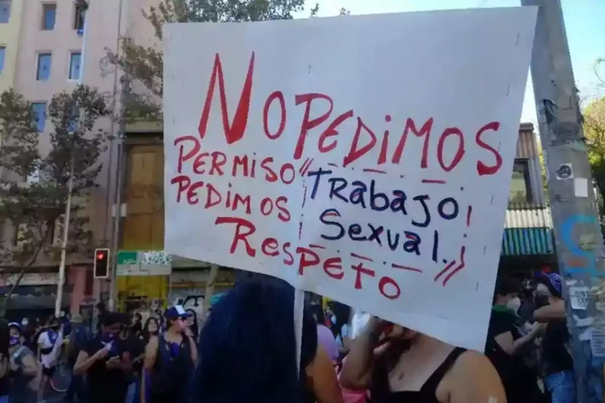 Persona sostiene un cartel en una manifestación que dice No pedimos permiso pedimos respeto trabajo sexual Persona sostiene un cartel en una manifestación que dice No pedimos permiso pedimos respeto trabajo sexual