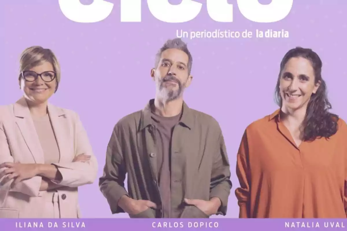 Tres personas posan sonrientes frente a un fondo lila con texto en la parte superior y sus nombres en la parte inferior