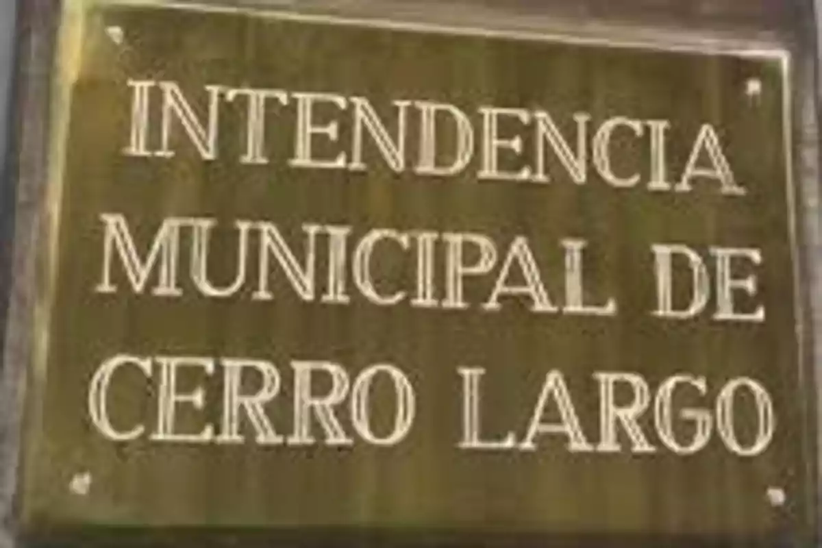 Placa dorada con letras blancas que dice Intendencia Municipal de Cerro Largo Placa dorada con letras blancas que dice Intendencia Municipal de Cerro Largo