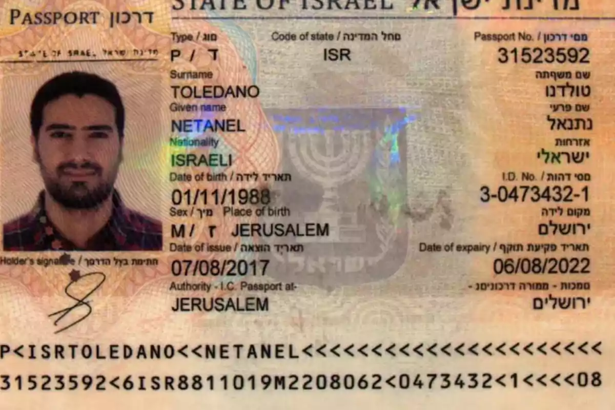Pasaporte israelí con fotografía de un hombre joven, datos personales y detalles de emisión y vencimiento visibles Pasaporte israelí con fotografía de un hombre joven, datos personales y detalles de emisión y vencimiento visibles