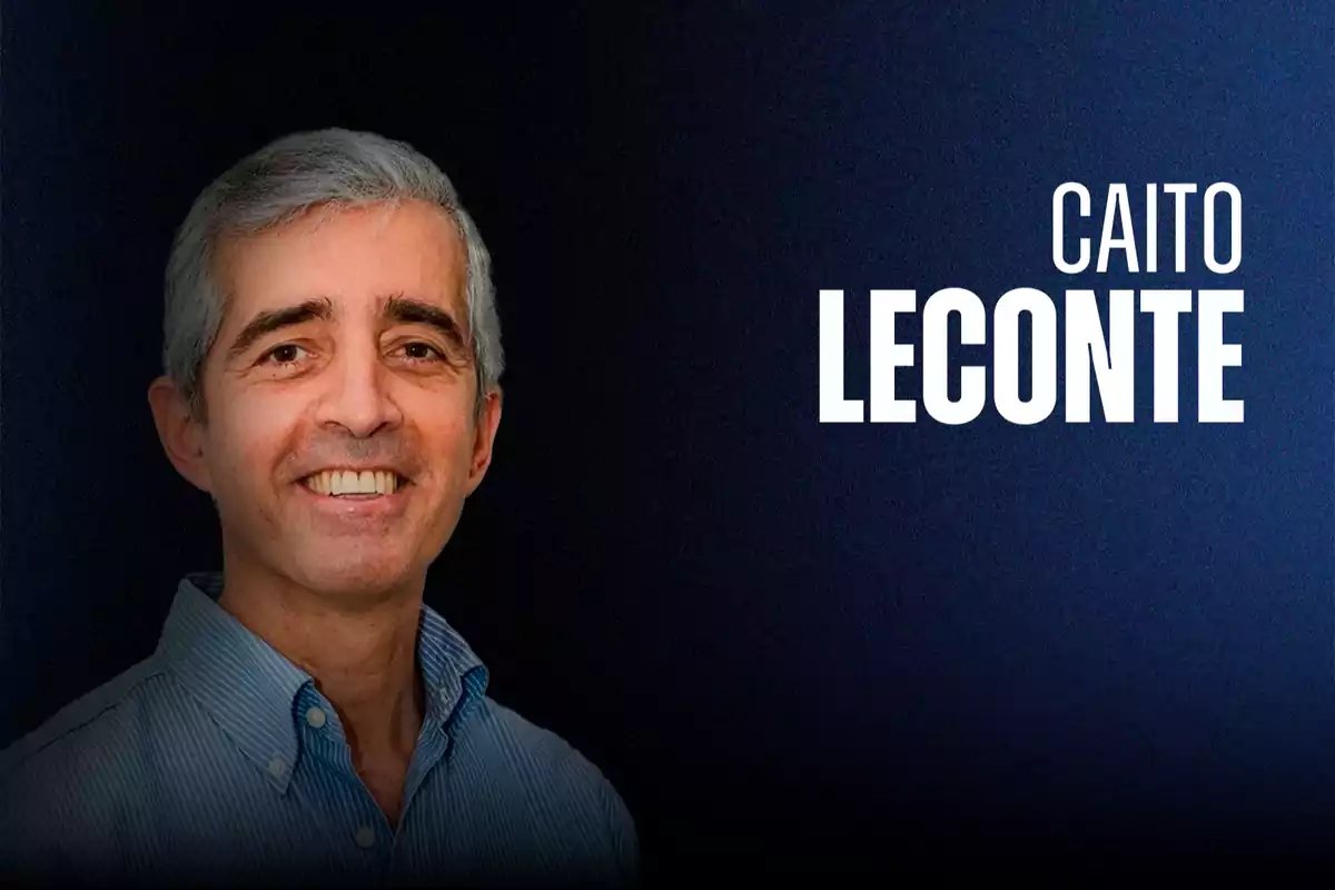 Hombre de cabello canoso y camisa azul sonriendo frente a un fondo azul oscuro con el texto Caito Leconte a la derecha