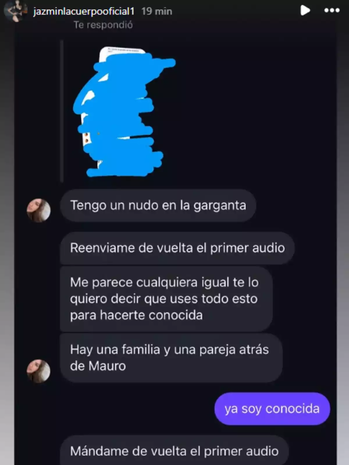 Captura de pantalla de una conversación de mensajes directos en la que una persona expresa tener un nudo en la garganta y pide que le reenvíen un audio, mientras menciona que no le parece bien que se use una situación para hacerse conocida, a lo que la otra persona responde que ya es conocida. Captura de pantalla de una conversación de mensajes directos en la que una persona expresa tener un nudo en la garganta y pide que le reenvíen un audio, mientras menciona que no le parece bien que se use una situación para hacerse conocida, a lo que la otra persona responde que ya es conocida.