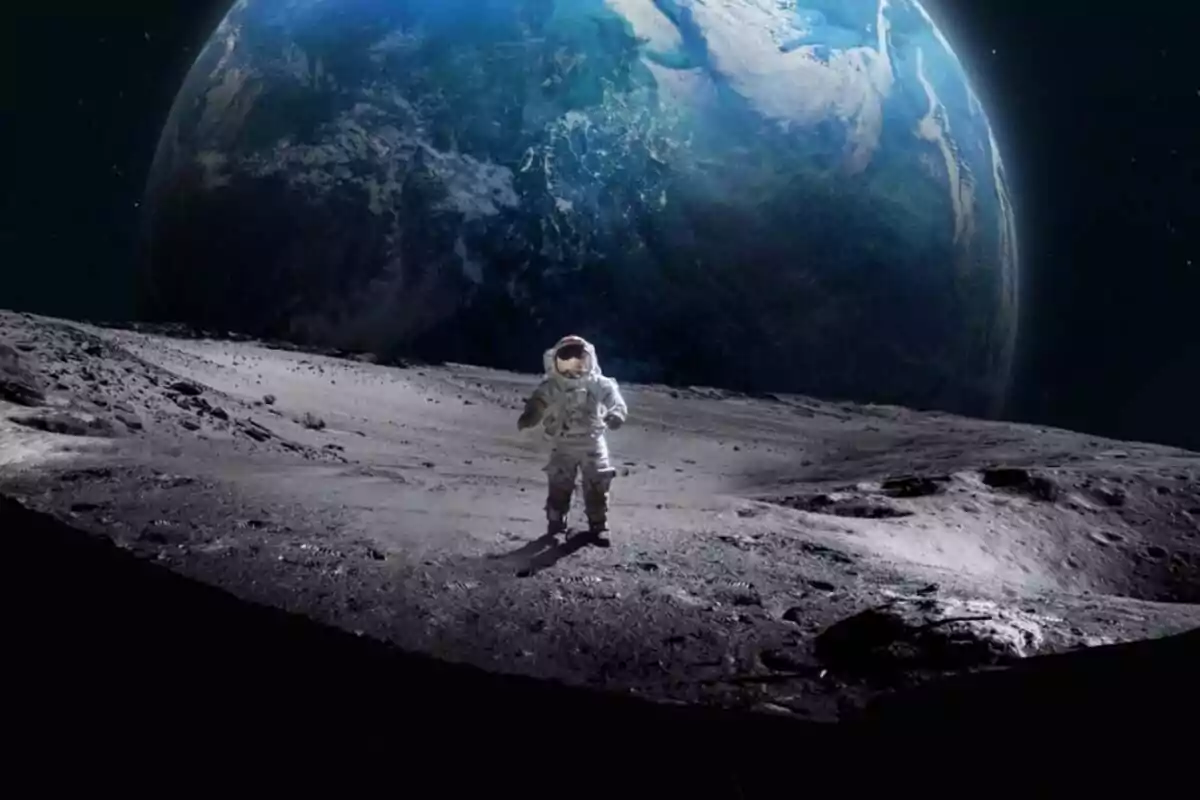 Astronauta de pie sobre la superficie lunar con la Tierra visible al fondo en el espacio Astronauta de pie sobre la superficie lunar con la Tierra visible al fondo en el espacio