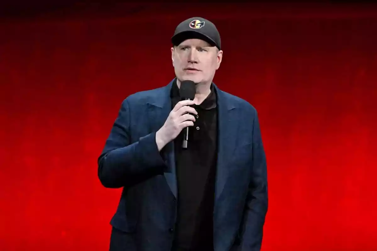 Hombre con gorra y micrófono hablando frente a un fondo rojo Hombre con gorra y micrófono hablando frente a un fondo rojo