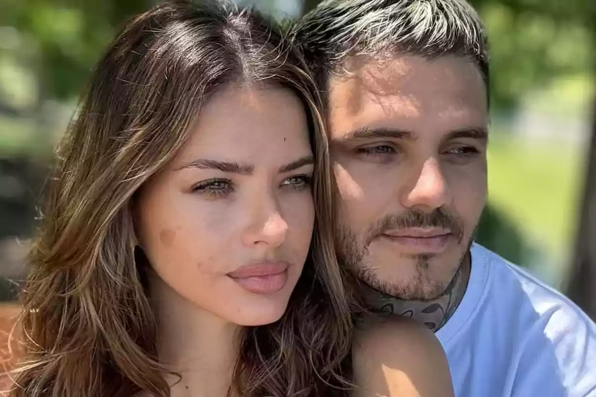 Pareja joven mirando hacia el horizonte con expresión seria en un entorno al aire libre y soleado Pareja joven mirando hacia el horizonte con expresión seria en un entorno al aire libre y soleado