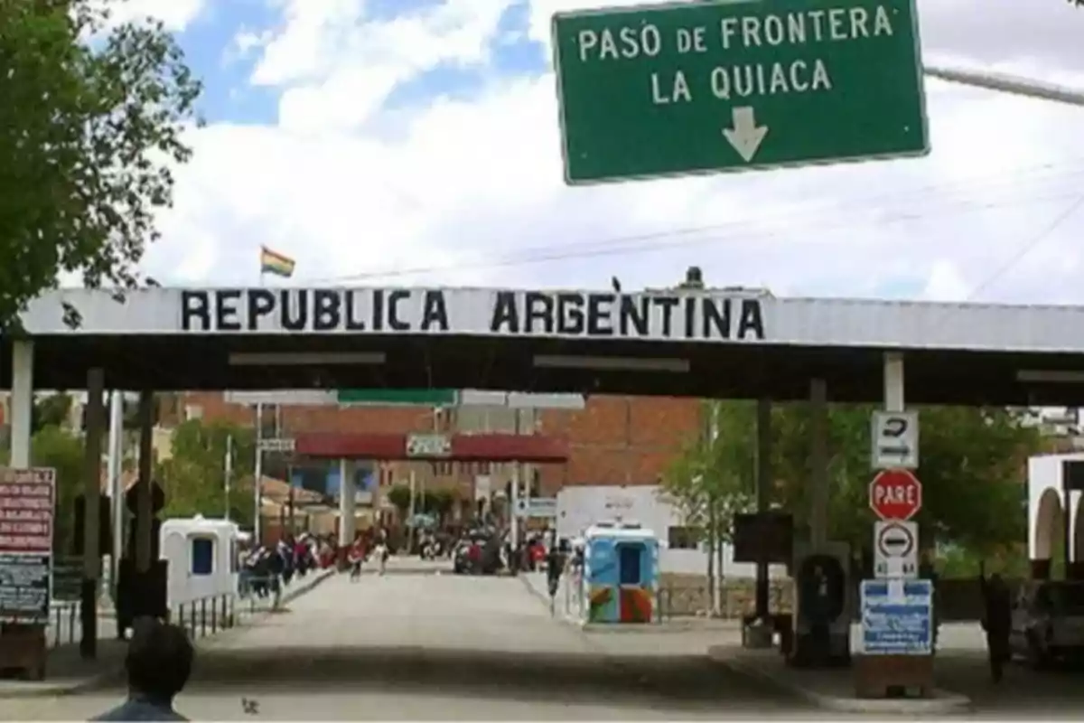 Control fronterizo en la entrada a la República Argentina en La Quiaca con un cartel verde indicando el paso de frontera Control fronterizo en la entrada a la República Argentina en La Quiaca con un cartel verde indicando el paso de frontera