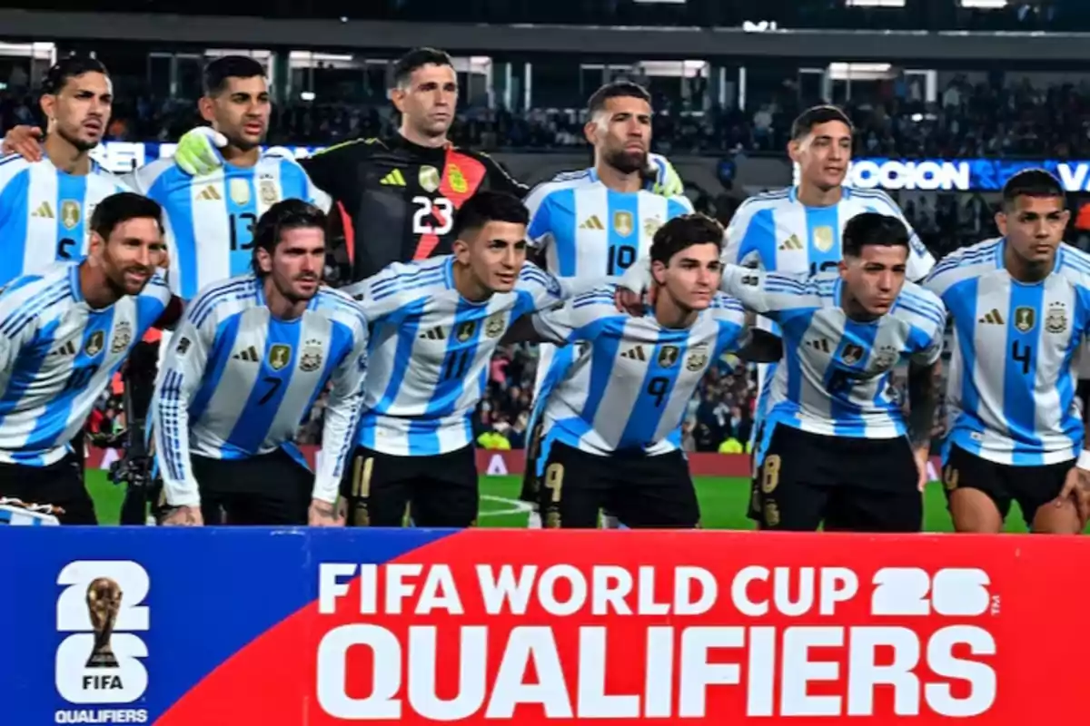 Jugadores de la selección argentina de fútbol posan juntos en la cancha antes de un partido de eliminatorias para la Copa Mundial de la FIFA 2026 Jugadores de la selección argentina de fútbol posan juntos en la cancha antes de un partido de eliminatorias para la Copa Mundial de la FIFA 2026