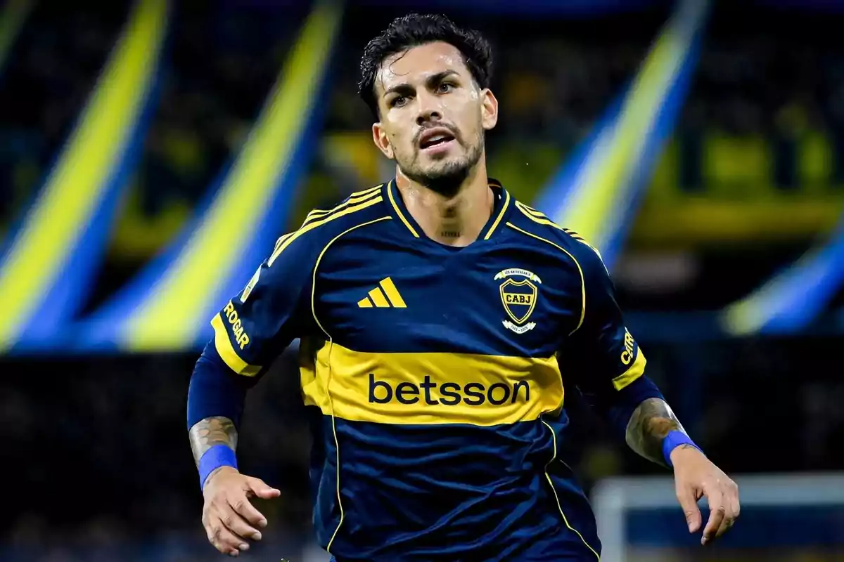 Futbolista con camiseta azul y amarilla de Boca Juniors en pleno partido Futbolista con camiseta azul y amarilla de Boca Juniors en pleno partido