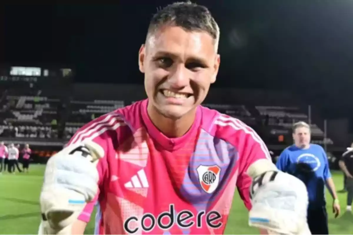 Portero de fútbol con uniforme rosa de River Plate sonríe en el campo después de un partido Portero de fútbol con uniforme rosa de River Plate sonríe en el campo después de un partido