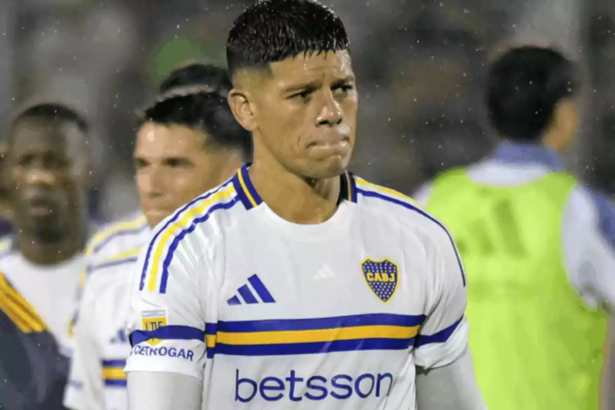 Jugador de Boca Juniors con expresión seria durante un partido de fútbol Jugador de Boca Juniors con expresión seria durante un partido de fútbol