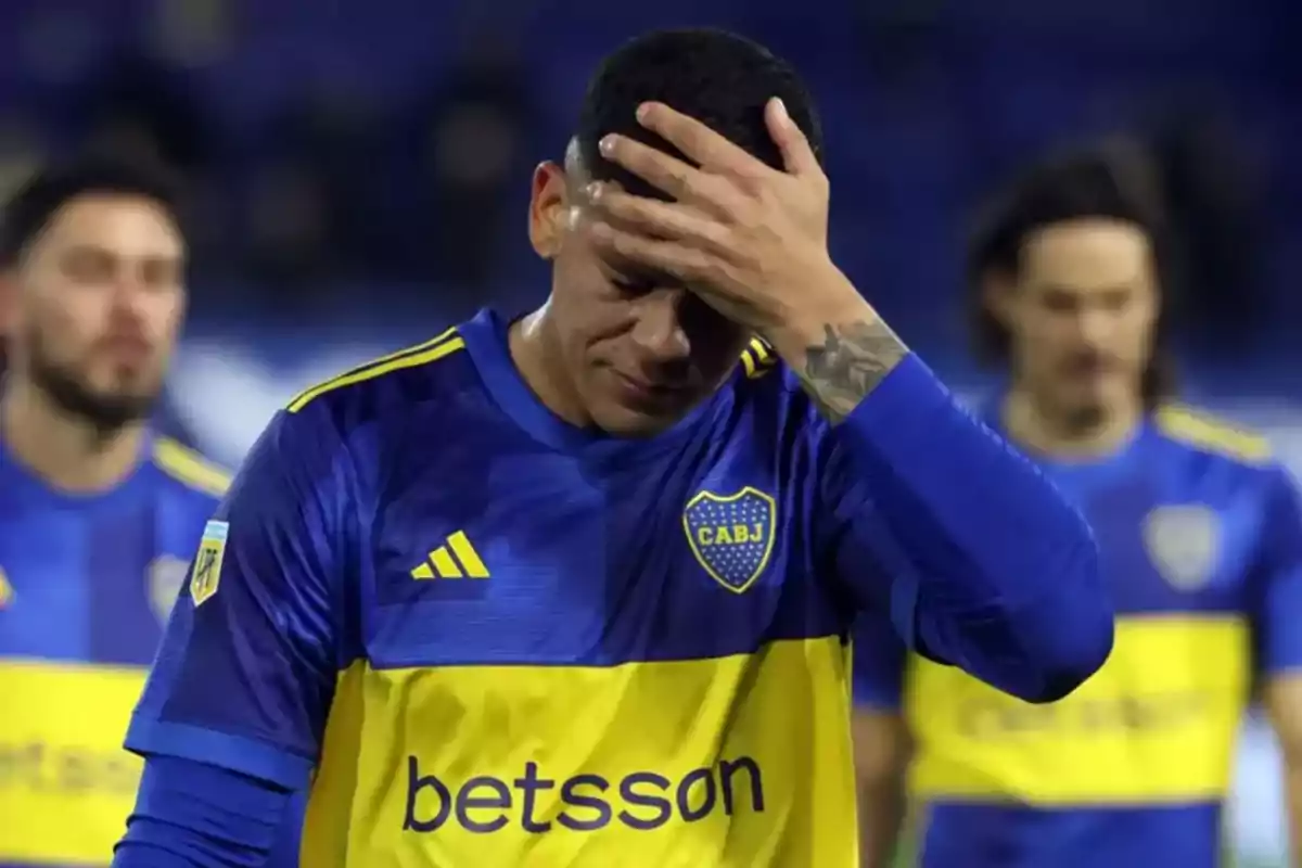 Jugador de Boca Juniors con gesto de frustración llevándose la mano a la frente durante un partido Jugador de Boca Juniors con gesto de frustración llevándose la mano a la frente durante un partido