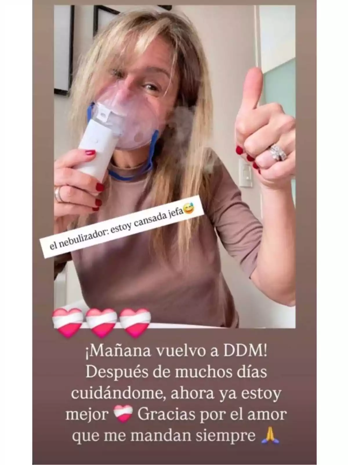 Mujer usando un nebulizador y levantando el pulgar en señal de aprobación, acompañada de un mensaje agradeciendo el apoyo y anunciando su regreso al trabajo tras recuperarse Mujer usando un nebulizador y levantando el pulgar en señal de aprobación, acompañada de un mensaje agradeciendo el apoyo y anunciando su regreso al trabajo tras recuperarse