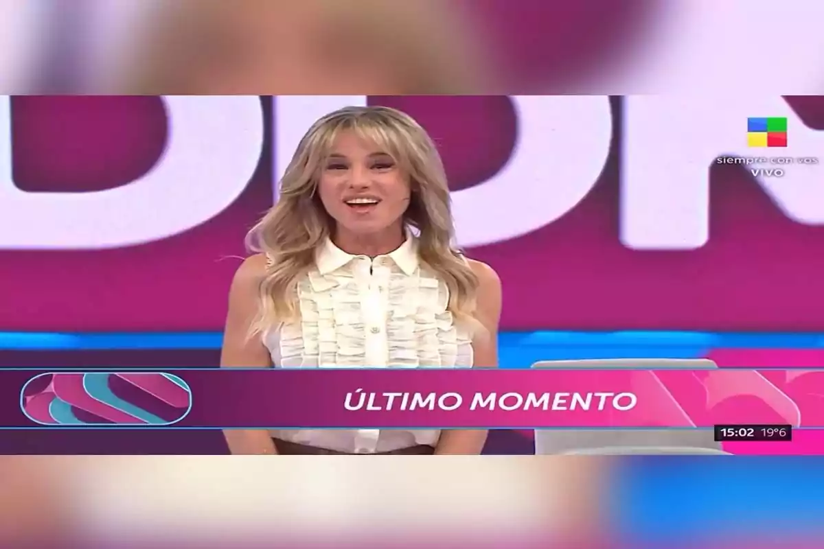 Presentadora de televisión rubia con blusa blanca dando una noticia de último momento en un programa en vivo Presentadora de televisión rubia con blusa blanca dando una noticia de último momento en un programa en vivo