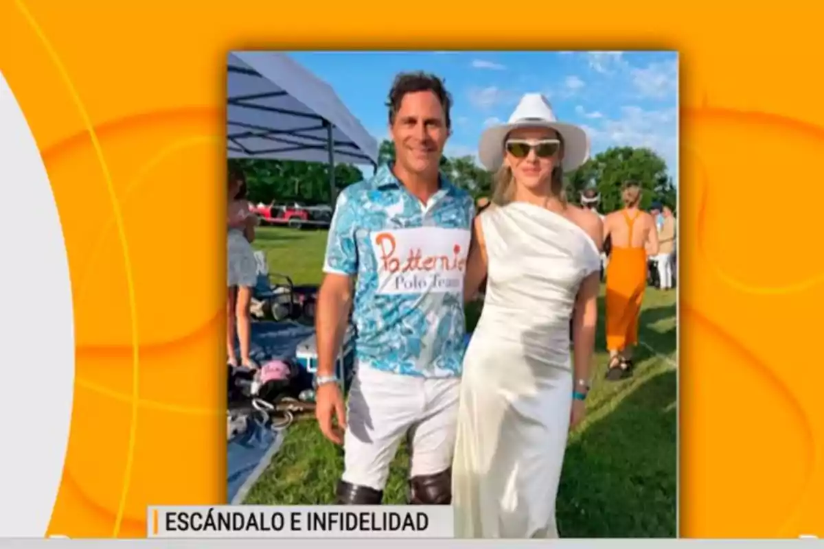 Un hombre con camiseta de polo azul y una mujer con vestido blanco y sombrero posan juntos al aire libre durante un evento social Un hombre con camiseta de polo azul y una mujer con vestido blanco y sombrero posan juntos al aire libre durante un evento social
