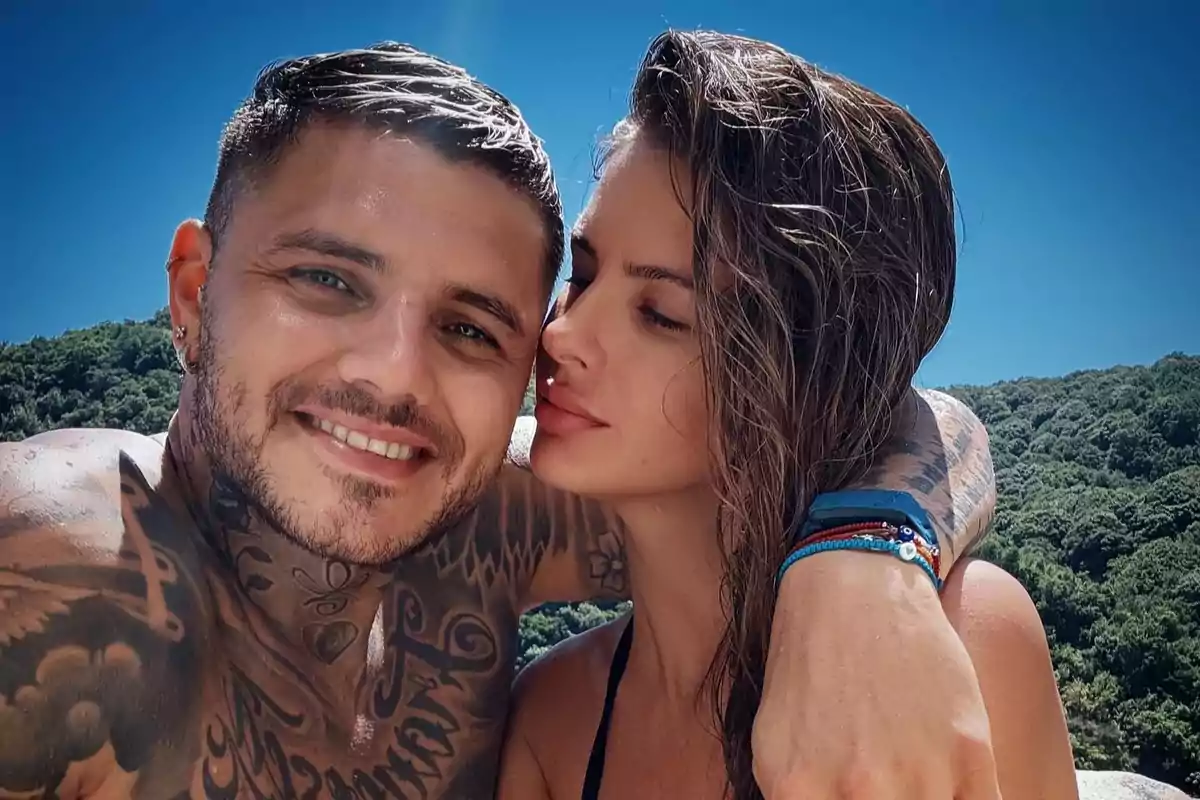 Pareja abrazada disfrutando de un día soleado al aire libre con montañas y cielo azul de fondo Pareja abrazada disfrutando de un día soleado al aire libre con montañas y cielo azul de fondo