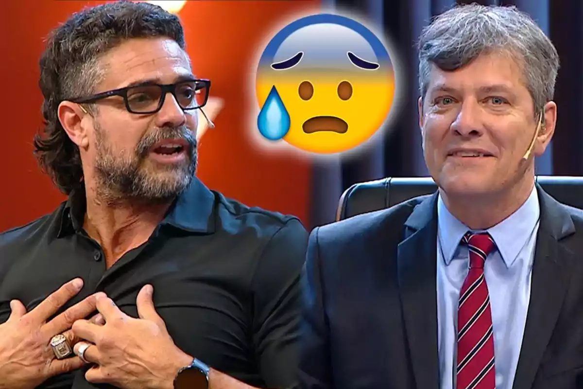 Dos hombres conversan en un set de televisión con un emoji de preocupación y gota de sudor entre ellos Dos hombres conversan en un set de televisión con un emoji de preocupación y gota de sudor entre ellos