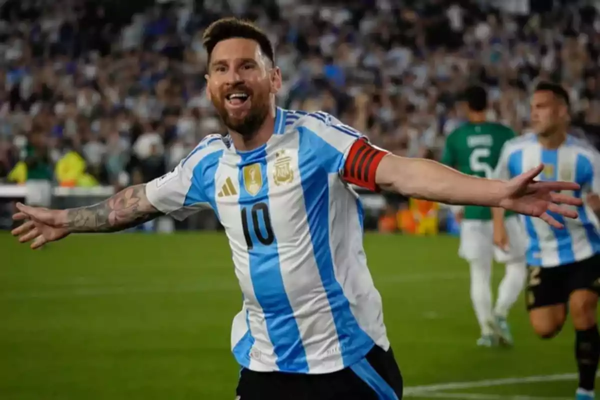 Futbolista argentino celebrando un gol con los brazos abiertos en un estadio lleno de aficionados Futbolista argentino celebrando un gol con los brazos abiertos en un estadio lleno de aficionados