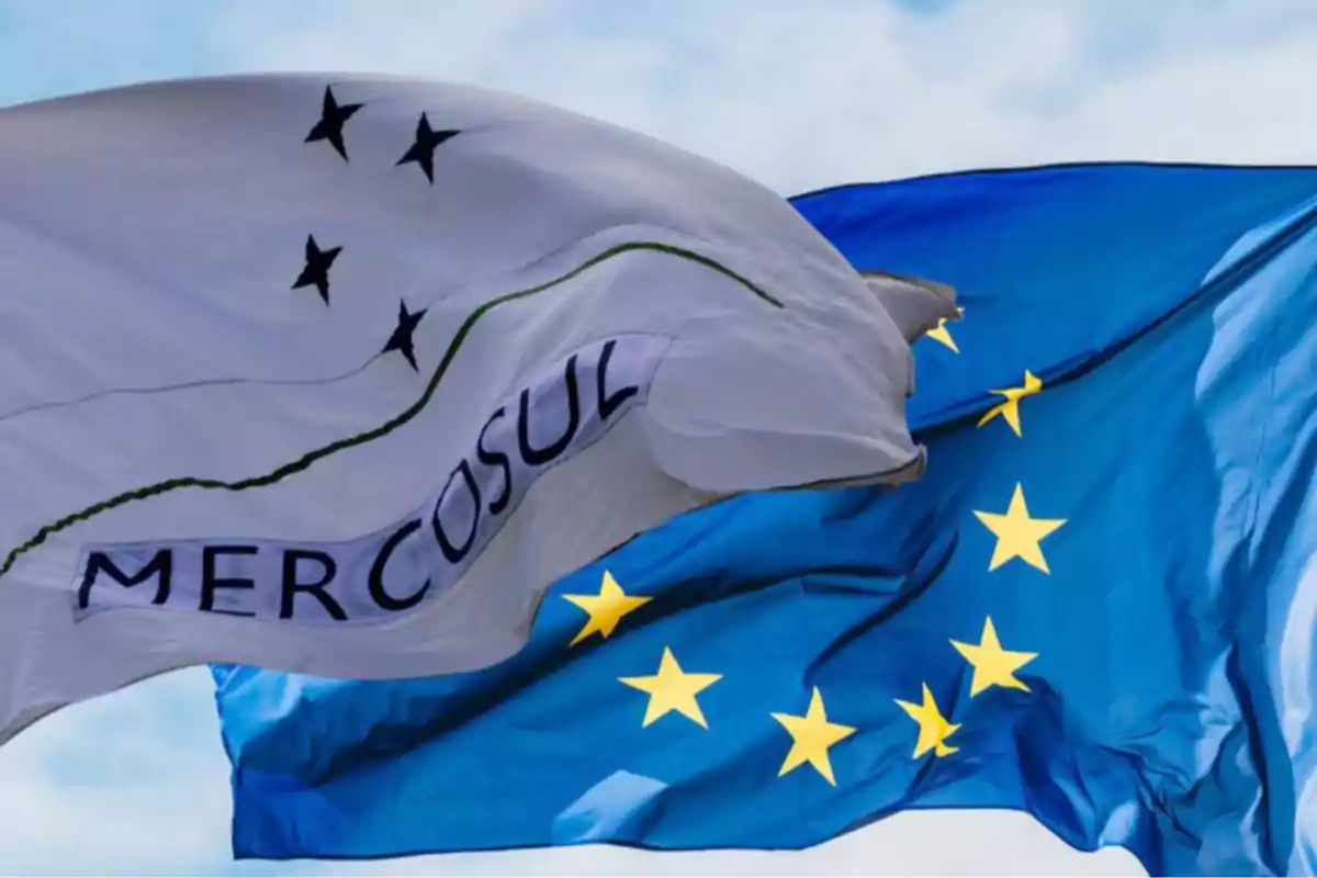 Banderas de Mercosur y la Unión Europea ondeando juntas en el cielo