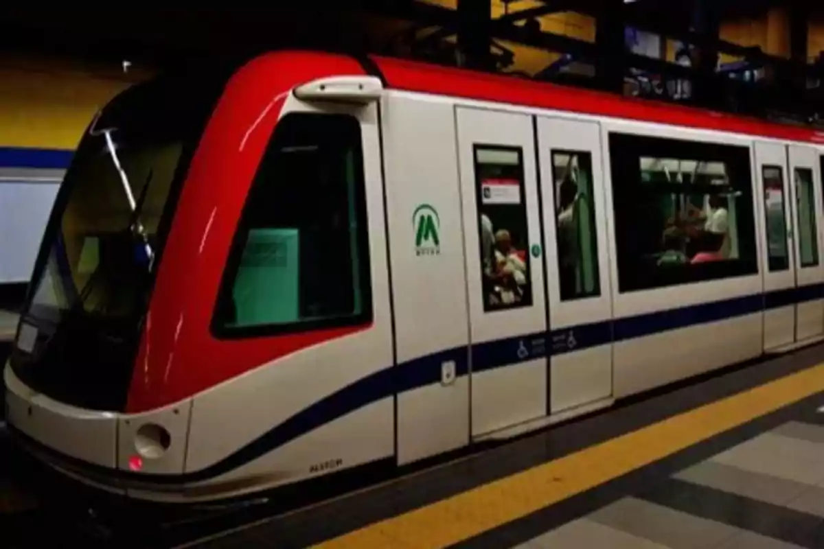 Tren del metro con diseño moderno en una estación subterránea