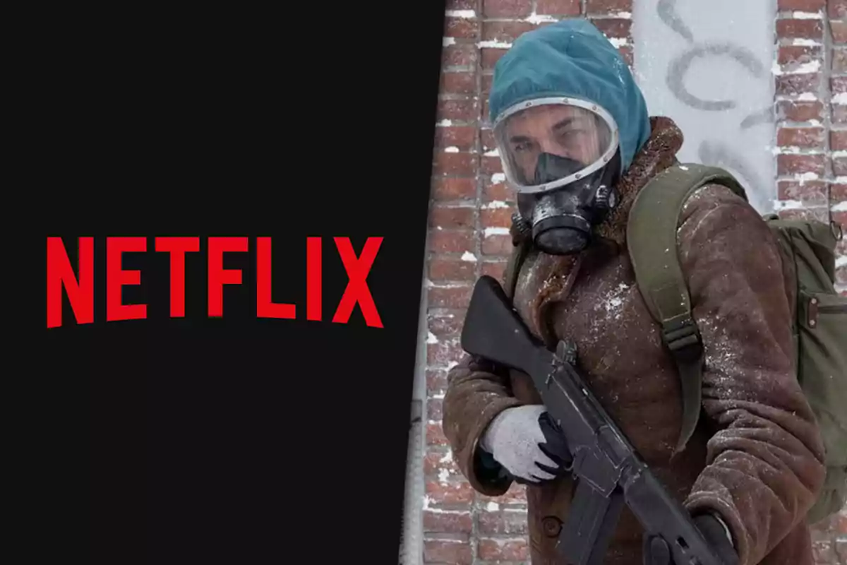 Logo de Netflix junto a una persona con máscara antigás, gorro azul y abrigo marrón sosteniendo un arma en un entorno nevado frente a una pared de ladrillos.