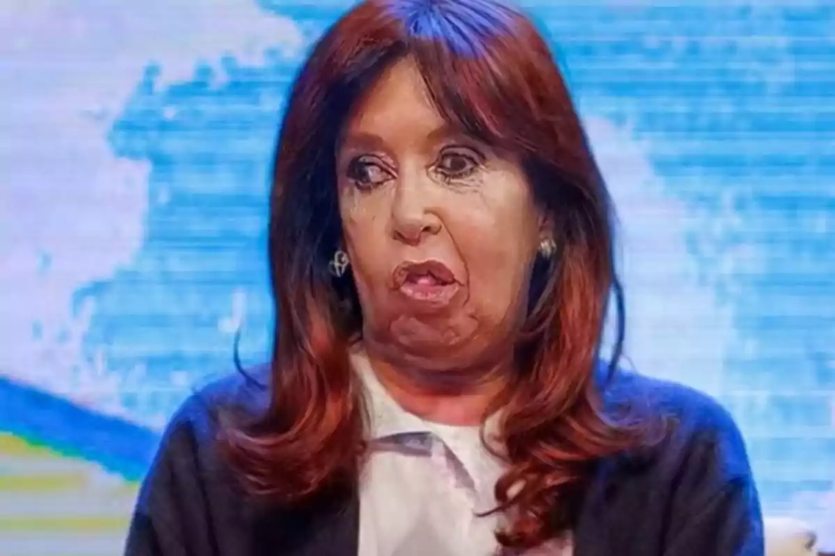 Mujer de cabello largo y rojizo con expresión facial seria sobre un fondo azul difuso Mujer de cabello largo y rojizo con expresión facial seria sobre un fondo azul difuso