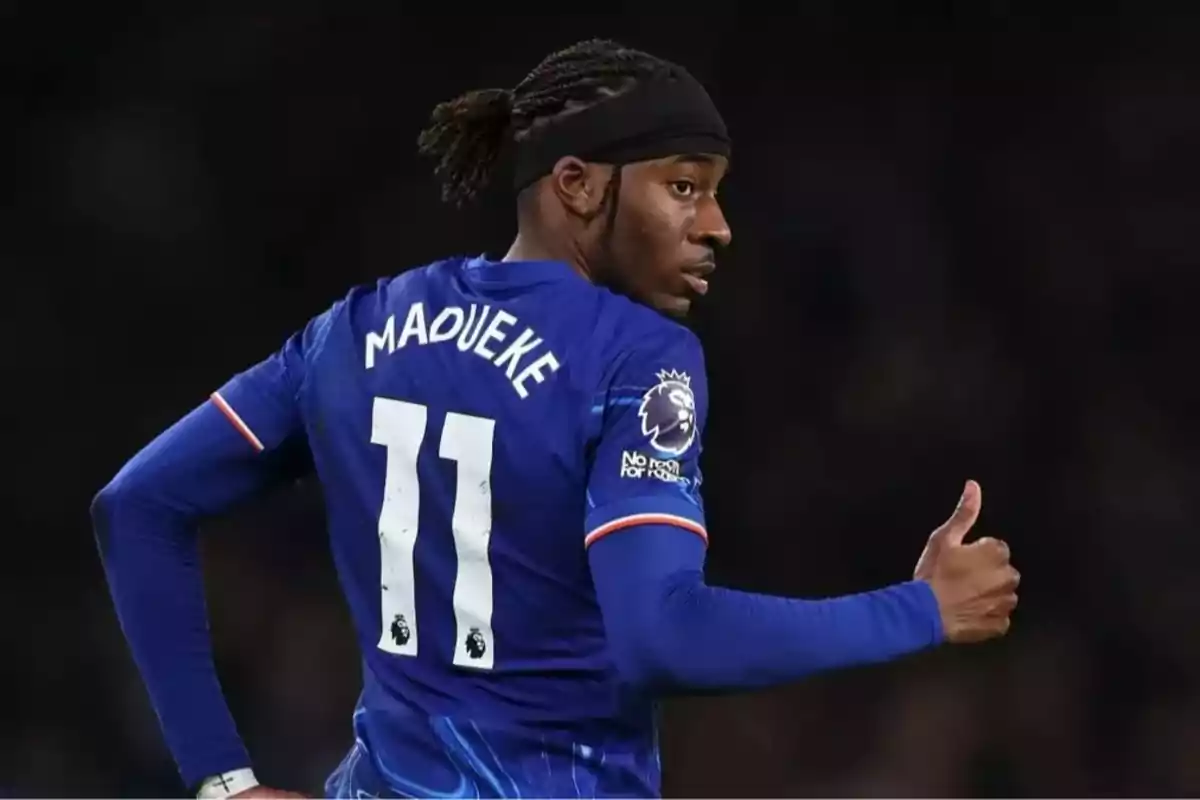 Soccer player wearing Chelsea’s blue jersey with the number 11 giving a thumbs-up during a match Soccer player wearing Chelsea’s blue jersey with the number 11 giving a thumbs-up during a match