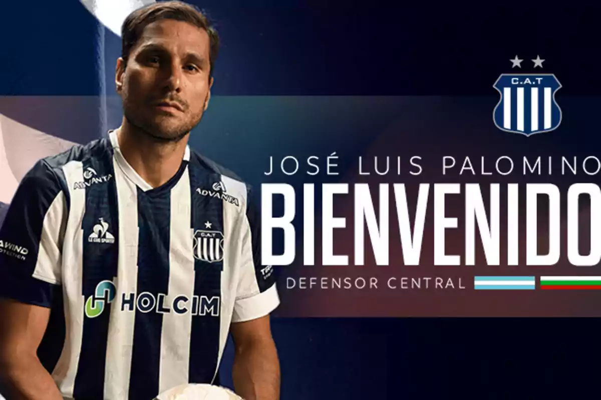 Futbolista con camiseta de Talleres posando junto a un cartel de bienvenida que anuncia su incorporación como defensor central Futbolista con camiseta de Talleres posando junto a un cartel de bienvenida que anuncia su incorporación como defensor central