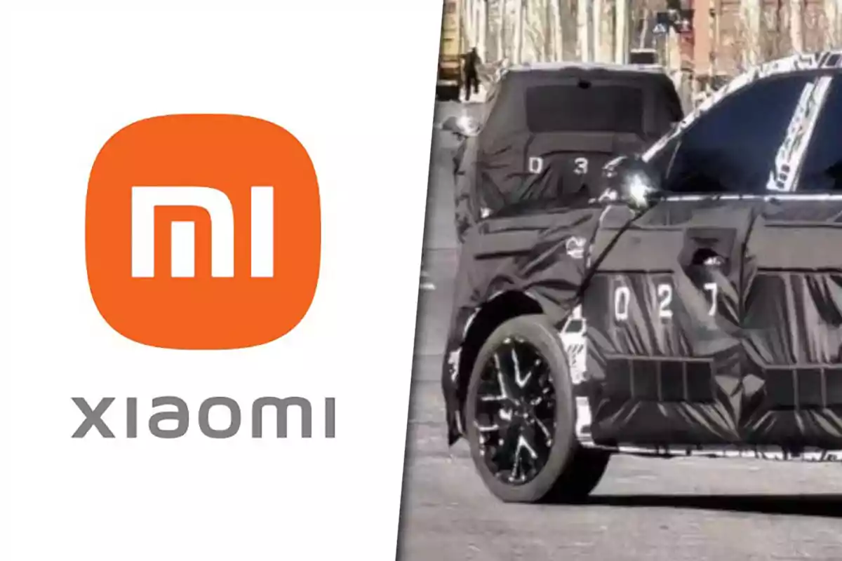Logo de Xiaomi junto a un automóvil cubierto en pruebas en la vía pública
