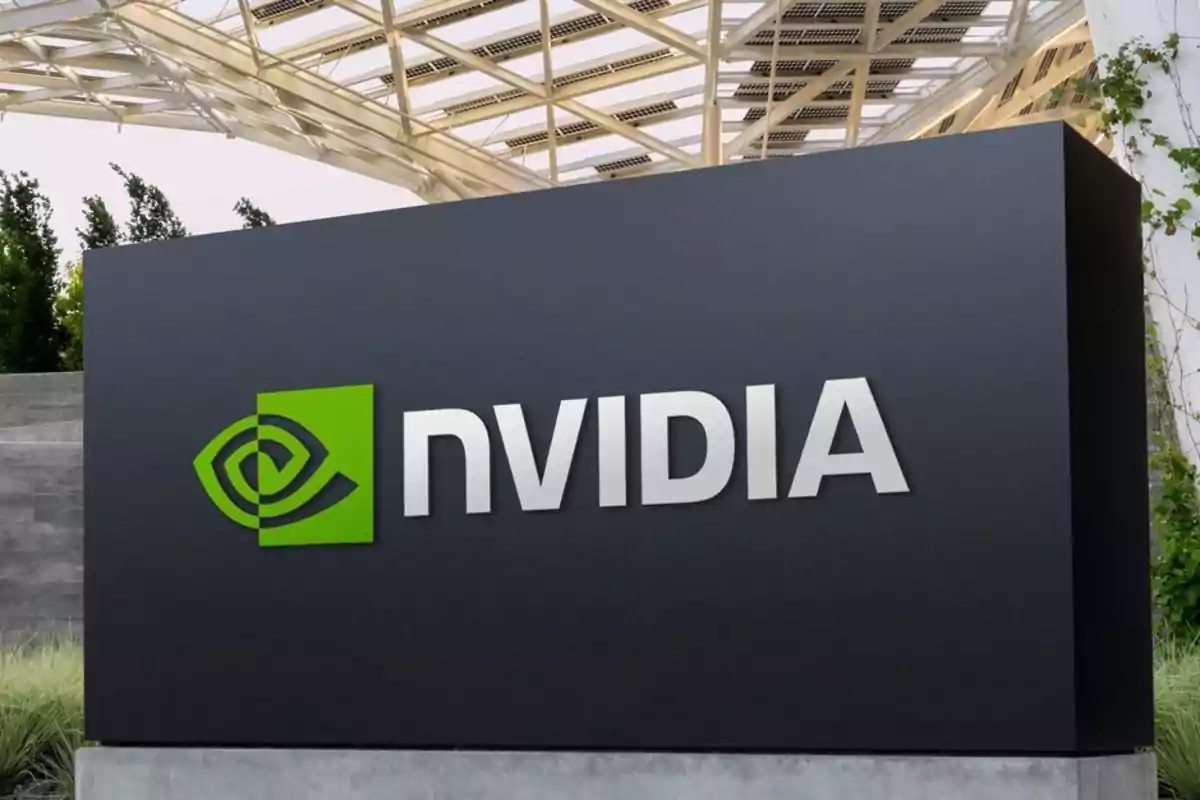 Letrero de la empresa Nvidia en un edificio moderno rodeado de vegetación