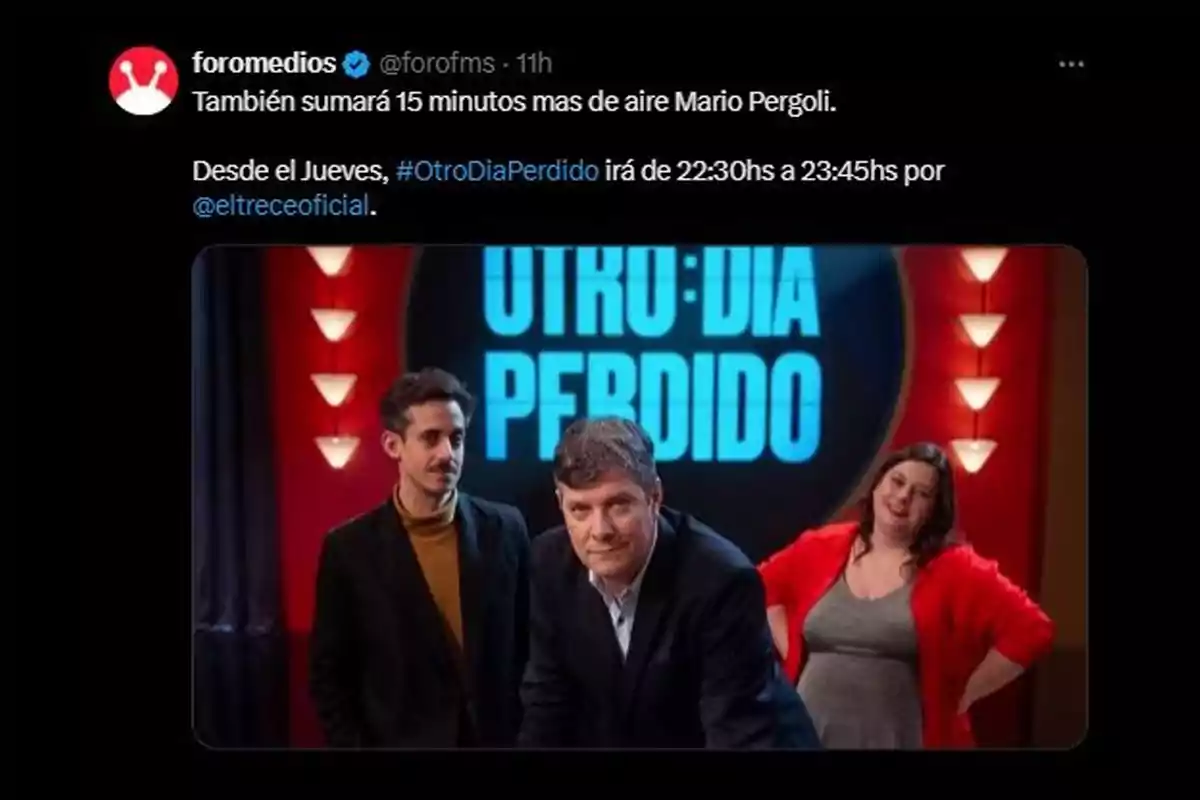 Tres personas posan en un set de televisión con un fondo que tiene el texto Tres personas posan en un set de televisión con un fondo que tiene el texto