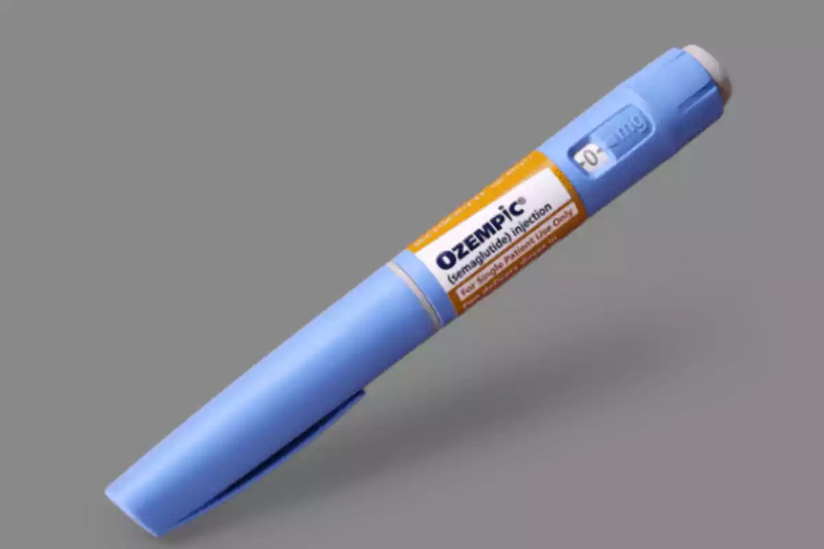Pluma inyectable azul de Ozempic sobre fondo gris Pluma inyectable azul de Ozempic sobre fondo gris