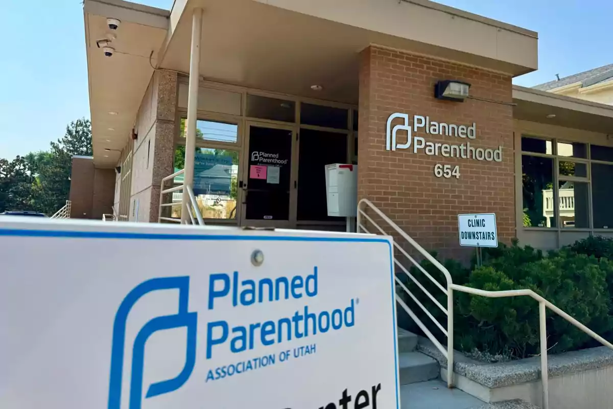 Edificio de Planned Parenthood con letreros visibles y entrada principal con escaleras y barandales. Edificio de Planned Parenthood con letreros visibles y entrada principal con escaleras y barandales.