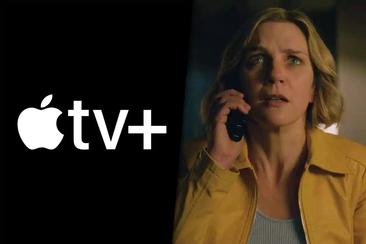 Mujer rubia con expresión preocupada hablando por teléfono junto al logo de Apple TV Plus sobre fondo negro