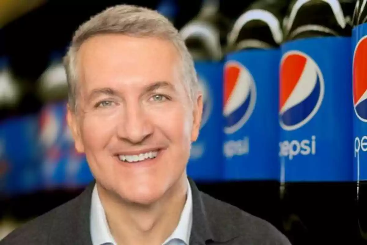 Hombre sonriente de cabello canoso frente a botellas de Pepsi Hombre sonriente de cabello canoso frente a botellas de Pepsi