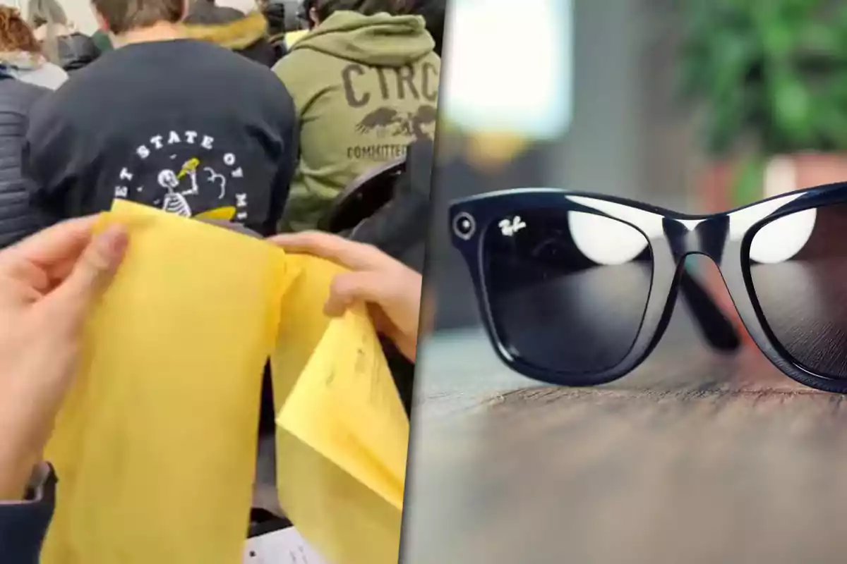 Persona sosteniendo papeles amarillos en una sala llena de gente y unas gafas de sol negras sobre una mesa de madera