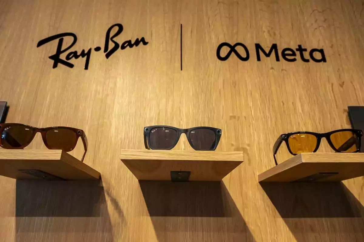 Three pairs of sunglasses displayed on wooden shelves with the Ray-Ban and Meta logos on the background wall Three pairs of sunglasses displayed on wooden shelves with the Ray-Ban and Meta logos on the background wall