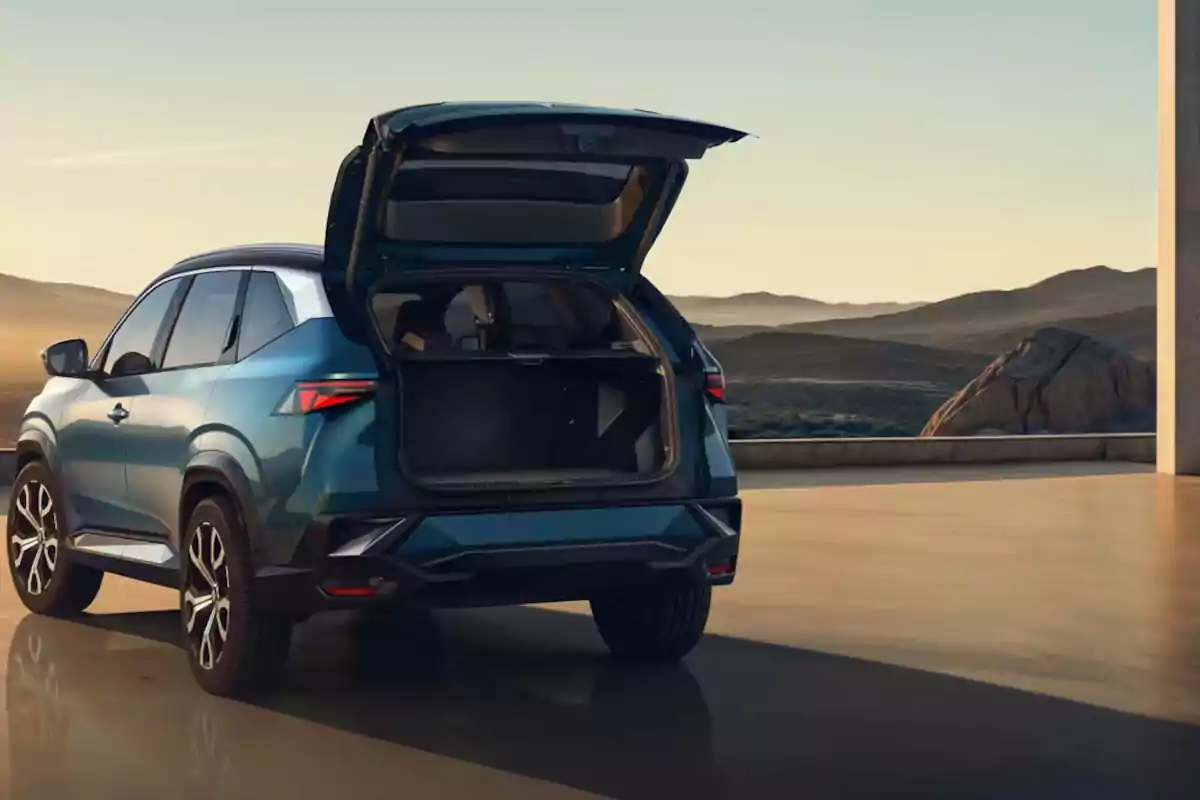 SUV azul estacionada con la cajuela abierta en un entorno al aire libre con montañas al fondo SUV azul estacionada con la cajuela abierta en un entorno al aire libre con montañas al fondo