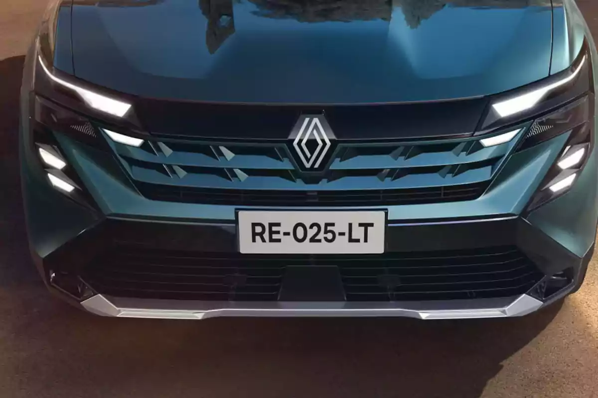 Frontal de un automóvil Renault moderno con luces LED encendidas y placa RE-025-LT Frontal de un automóvil Renault moderno con luces LED encendidas y placa RE-025-LT
