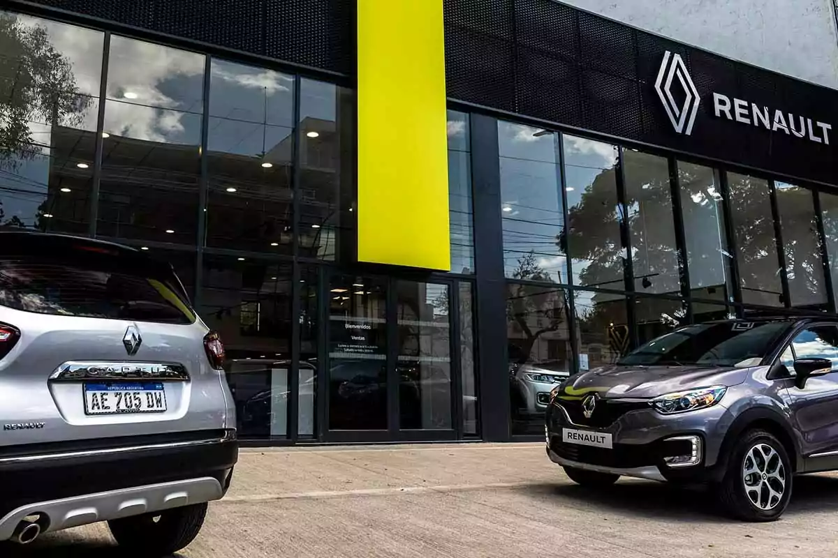 Fachada de una concesionaria Renault con dos autos estacionados al frente Fachada de una concesionaria Renault con dos autos estacionados al frente