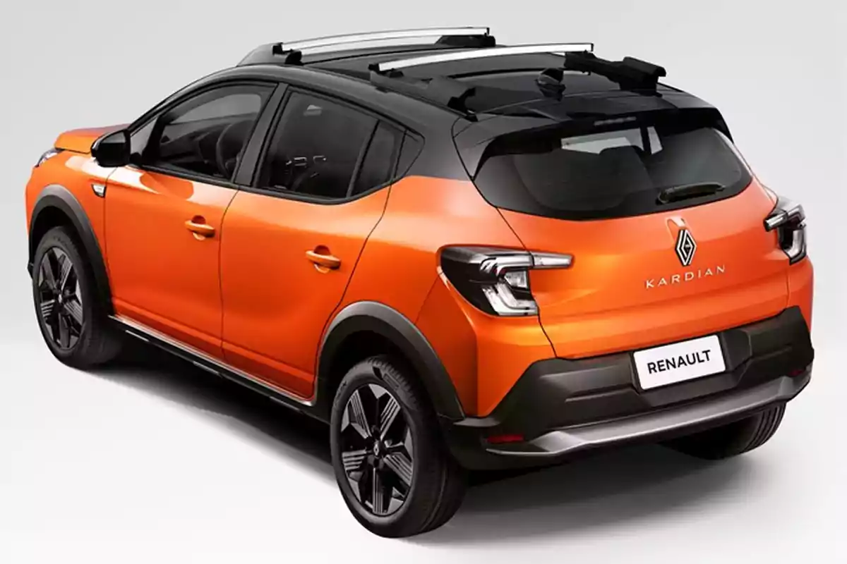 Vehículo Renault Kardian color naranja visto desde la parte trasera en un fondo claro Vehículo Renault Kardian color naranja visto desde la parte trasera en un fondo claro