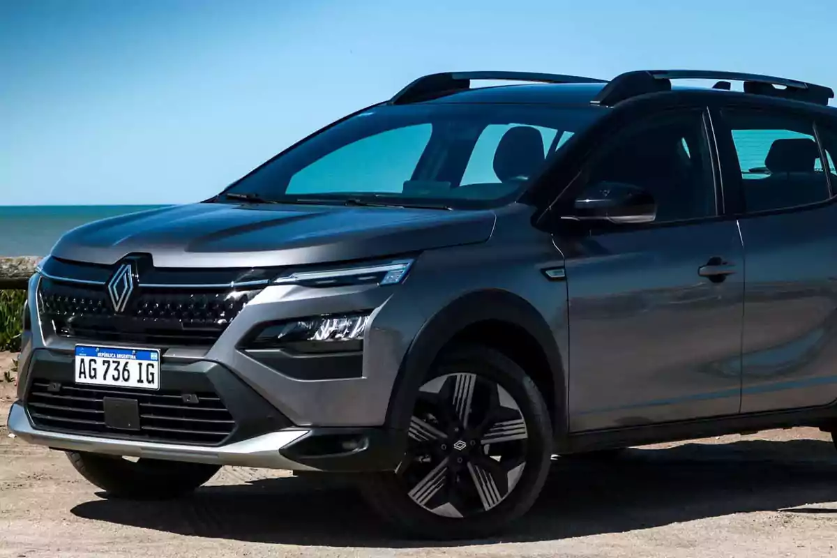 SUV Renault gris estacionada cerca de la playa en un día soleado SUV Renault gris estacionada cerca de la playa en un día soleado
