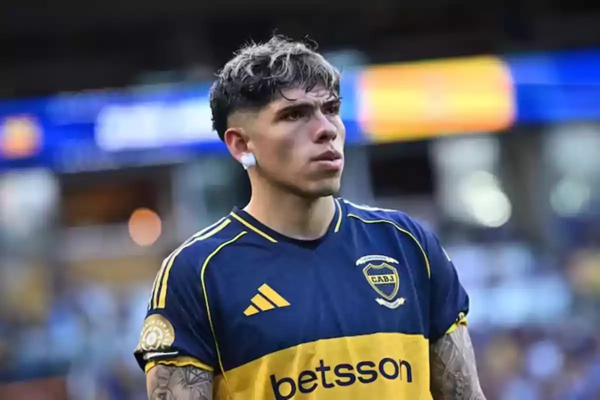 Jugador de fútbol con uniforme azul y amarillo de Boca Juniors en un estadio Jugador de fútbol con uniforme azul y amarillo de Boca Juniors en un estadio