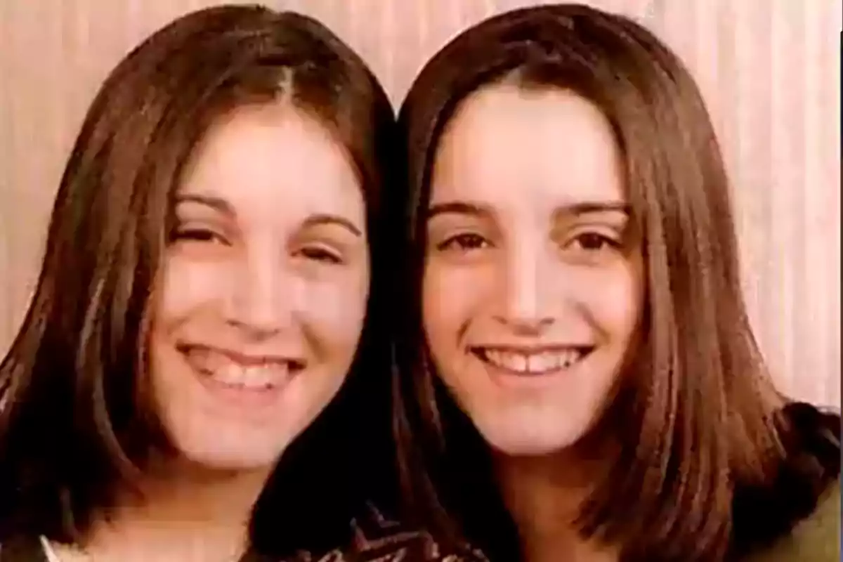 Dos chicas jóvenes sonríen juntas mirando a la cámara con el cabello suelto y lacio frente a un fondo claro Dos chicas jóvenes sonríen juntas mirando a la cámara con el cabello suelto y lacio frente a un fondo claro